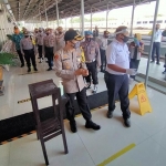 Kapolres Pasuruan AKBP Rofiq Ripto Himawan saat sidak di Stasiun Bangil.