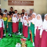 Anak-anak yatim dari SD Taquma yang hadir di acara Maulid Nabi di kantor Redaksi BANGSAONLINE dan HARIAN BANGSA.