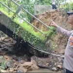 Jembatan penguhubung antarkecamatan yang ambruk di Bangkalan akibat diterjang banjir bandang.