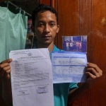 Muchamad Khafid Fidianto (29), warga Ambengan Batu saat menunjukkan bukti laporan penipuan yang dialaminya.