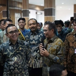  Menteri Pendayagunaan Aparatur Negara dan Reformasi Birokrasi (Menpan-RB), Abdullah Azwar Anas, Bupati Ngawi, Ony Anwar Harsono dan Direktur Kepesertaan BPJS Kesehatan, David Bangun saat pembukaan dalam MPP Ngawi, Kamis (27/6/2024). 