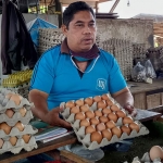 Mukti, pedagang telur di Pasar Banjaran Kota Kediri saat menunjukkan dagangannya. foto: MUJI HARJITA/ BANGSAONLINE