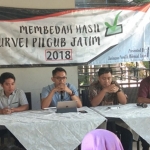 Sekretaris LKP3 FIA UB Malang Andy Kurniawan (dua dari kiri) saat diskusi “Membedah hasil survei Pilgub Jatim 2018” di rumah makan Agis, Surabaya, Minggu (13/5/2018). Foto: YUDI A/BANGSAONLINE