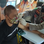 Salah satu wartawan yang menjalani vaksinasi ke-2 di Balai Wartawan Sidoarjo.