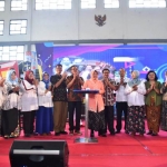 Walikota Surabaya Tri Rismaharini membuka acara  widya siswa dan pameran pendidikan di  gedung Gelora Pancasila, Rabu (12/12).  
