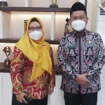 Bupati Gresik Fandi Akhmad Yani dan Wabup Aminatun Habibah memakai batik dari Rumah Batik Sarinah. foto: ist.