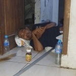 Kondisi AKP Purnawirawan Bambang Sungkono saat tidur di lantai.