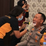 Petugas kesehatan dari Biddokkes Polda Jatim saat memeriksa gigi dan mulut salah satu personel Polres Kediri Kota. Foto: Ist