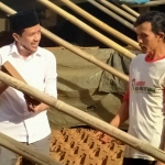 Syah Natanegara saat mengunjungi pelaku usaha genteng di Desa Kamulan Kecamatan Durenan, Kabupaten Trenggalek.
