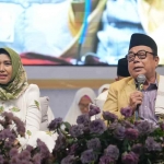 KH. Ali Maschan Moesa didampingi Wali Kota Mojokerto Ning Ita, saat memberikan tausiah. (Ist)