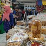 Kabid Pengembangan Perdagangan Disperdagin Kota Kediri, Rice Oryza Nusivera, saat melakukan sidak di salah satu pasar swalayan. Foto: MUJI HARJITA/ BANGSAONLINE