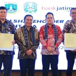 Pj. Gubernur Jatim Adhy Karyono, Pj Gubernur Banten AI Muktabar, Dirut Bank Jatim Busrul Iman, dan Dirut Bank Banten Muhammad Busthami, usai penandatanganan perjanjian kerja sama antar pemegang saham pengendali atau shareholder agreement (SHA).