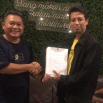 Agus Supriyanto (kiri) saat sertijab Ketua Partai Gelora Sidoarjo kepada Riannumi Asghori