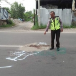 Petugas menunjukkan lokasi tewasnya korban.