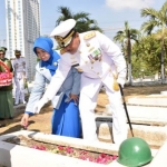 Pangkoarmada II tabur bunga dalam rangka ziarah nasional memperingkati HUT TNI.