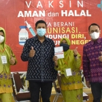Wali Kota Kediri Abdullah Abu Bakar (dua dari kiri) didampingi Kepala Dinas Kesehatan Kota Kediri Fauzan Adima (kanan) saat meninjau proses vaksinasi. (foto: ist)