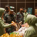 Danrem 084/BJ, Brigjen TNI Terry Tresna Purnama, saat meninjau stan UMKM anggota dan persit jajaran Kodim 0817/Gresik.