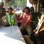 Ruly saat diajak dialog dengan petugas dari Polsek Genteng. foto: rusmiyanto/BANGSAONLINE