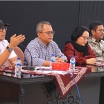 Kadispora Jatim M Ali Kuncoro memimpin jumpa pers Jalan Santai Hari Santri Tahun 2023 yang digelar di Kantor Dispora Jatim, Jumat (20/10/2023).

