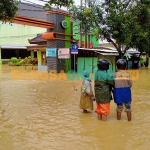 Suasana banjir di Trenggalek. Foto: HERMAN SUBAGYO/BANGSAONLINE 
