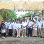 Kepala desa Randupitu bersama BNN Jatim saat mengecek kampung bersinar. Foto: M Andy Fachrudin/BANGSAONLINE
