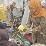 Cagub Jatim nomor urut 1, Khofifah Indar Parawansa memberikan Semanggi Surabaya kepada salah seorang ibu yang hadir di Rumah Aspirasi. foto: DIDI ROSADI/ BANGSAONLINE