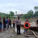 Petugas dari Polsek Balongbendo, Sidoarjo, saat melakukan patroli sarana penyeberangan tambangan perahu.