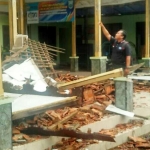 Kondisi Kantor Desa Sukomulyo yang ambruk usai diguyur hujan deras.