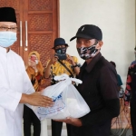 Wali Kota Pasuruan, Drs. H. Saifullah Yusuf (Gus Ipul) menyerahkan  secara simbolis paket sembako kepada salah satu tenaga harian lepas.