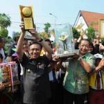 Pj Wali Kota Surabaya Nurwiyanto menunjukkan piala Adipura Kencana yang diraih pemkot ke-2 kalinya. foto: yuli iksanti/BANGSAONLINE
