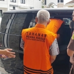 Petugas Kejari Kediri saat memasukkan kedua tersangka M dan AG ke dalam mobil tahanan untuk dikirim ke Rutan Kediri. foto: ist.