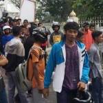 Suporter sepakbola Pekanbaru demo mendesak agar kongres HMI dibubarkan. Foto: merdeka.com
