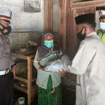 Polres Pamekasan dengan melibatkan tokoh agama (toga) dan tokoh masyarakat (tomas) saat memberikan bantuan sosial bagi masyarakat terdampak pandemi Covid-19 di wilayah Kabupaten Pamekasan. (foto: ist)