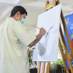 Wali Kota Kediri Abdullah Abu Bakar saat ikut melukis di kanvas.