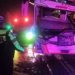 Petugas saat mengevakuasi korban kecelakaan bus vs truk di Tol Sidoarjo.
