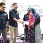 Ketua PWI Kabupaten Lamongan, Bachtiar Febriyanto menyerahkan santunan kepada anak yatim.