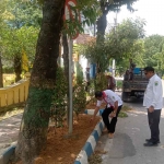 Petugas dari DLH Kabupaten Sumenep saat melakukan pemantuan lokasi penanaman bunga di Rumija, Rabu (11/1/2023)