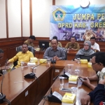 Pimpinan DPRD Gresik dan komisi saat menggelar jumpa pers. Foto: Syuhud A/BANGSAONLINE