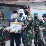 Para purnawirawan dan warakawuri TNI AL yang sudah berusia lanjut, menjadi bagian yang menerima bantuan sembako dan masker dari panglima.