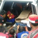 Korban ketika di evakuasi. foto: SOFFAN/ BANGSAONLINE