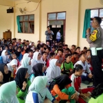 Anggota Satlantas Polres Ngawi saat menyosialisasikan tertib berlalu lintas di SMPN 1 Ngawi.