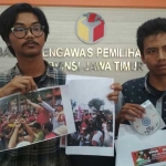 Bagus dan Sukarno menunjukkan foto yang menjadi bukti pelaporan dugaan kampanye ke Bawaslu Jatim. foto: ist