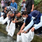 Wali Kota Kediri, Abdullah Abu Bakar (nomor 3 dari kanan), saat menebar benih ikan di Sumber Jiput. Foto: Ist