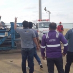 Jenazah korban mendarat di pelabuhan milik PT PJB PLTU Tanjung Awar-awar Kecamatan Jenu, Kabupaten Tuban, Selasa (23/3).