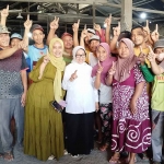 Calon Bupati Jombang, Mundjidah Wahab, saat bersama karyawan di pabrik wajan.