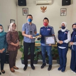 Manajemen PT Sarana Karya Solusindo saat menyerahkan paket bantuan di Kecamatan Sambikerep, Surabaya. Foto: Ist