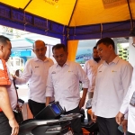Pengecekan kendaraan listrik di Kantor PLN UP3 Madura, Pamekasan.