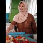 Ibu Dillah, salah satu pedagang sembako dan sayur mayur di Pasar Mojosari.