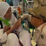 Dirjen BPHU) Dr. H. Puji Raharjo saat menyapa jemaah haji kloter LOP 6 yang akan pulang ke Indonesia melalui bandara King Abdul Aziz Jeddah, Ahad (7/6/2026). Foto: M. Sulthon Neagara/bangsaonline