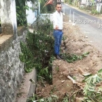 Ketua LSM Laskar Muhammad Helmi Rosyadi saat memperlihatkan drainase yang rusak akibat pengerukan badan jalan menggunakan eskavator di wilayah Desa Rejosari, Kecamatan Glagah, Kab Banyuwangi.